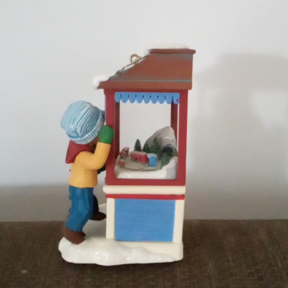 Hallmark Keepsake Ornament Club 2007 Christmas Window - Picture 4 of 8